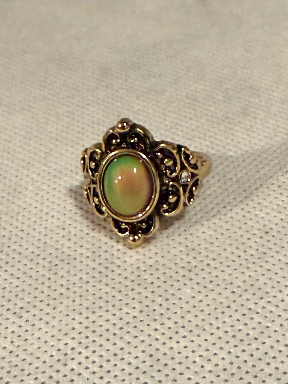 Gold-Tone Filigree Ring with Green-Orange Opalescent Stone Size: 7-1/2 Large